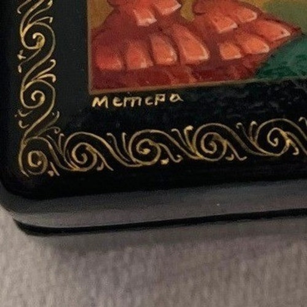 Russian Mstera Lacquer Box Hand Painted Queen of Shamakha Guryev Signed - Picture 3 of 11